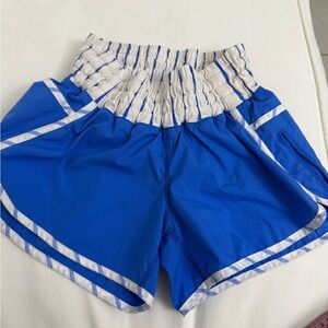 Lululemon Size 6 tracker Short II Deauville Stripe Pipe Dream Blue White Run Sz
